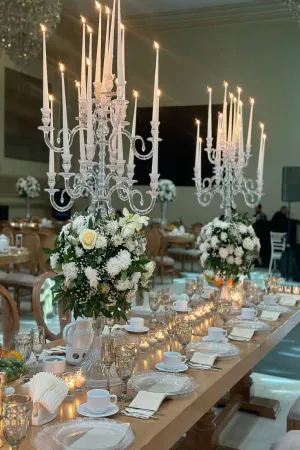 گل آرایی با ترکیبی از شمع های بزرگ و کوچک