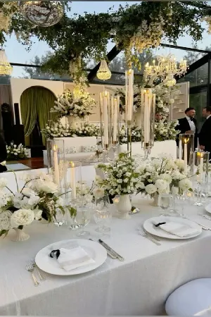 گل آرایی در فضای باز با شمع