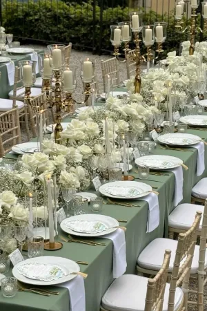 گل آرایی خطی در میزهای به هم چسبیده