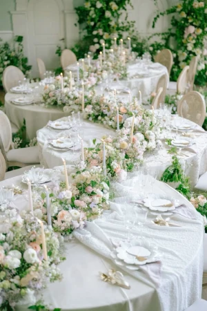 گل آرایی خطی در میزهای به هم چسبیده